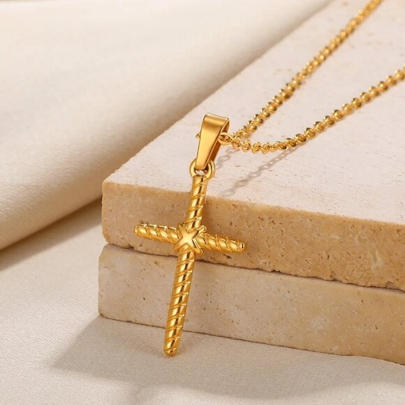 NEW 18K Yellow Gold Dainty Cross Pendant Luxury Necklace - Picture 2 of 4